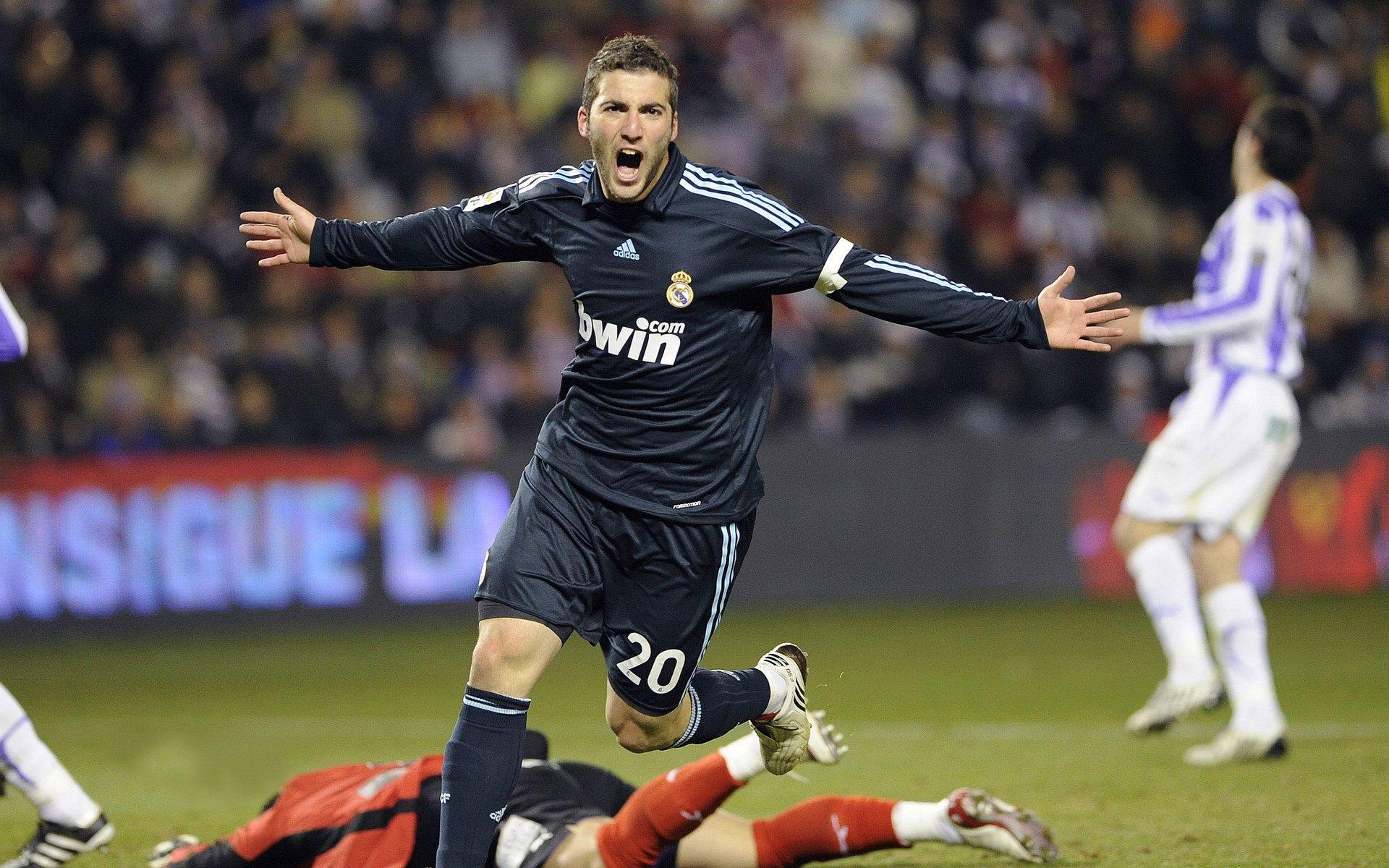 C罗梅开二度助利雅得胜利逆转取胜 球迷高呼GOAT致敬传奇